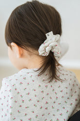 Toddler girl wearing Berry Cream Mellow Scrunchie in her hair – Avauma